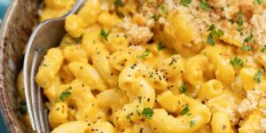 Close up photo of a bowl of mac and cheese